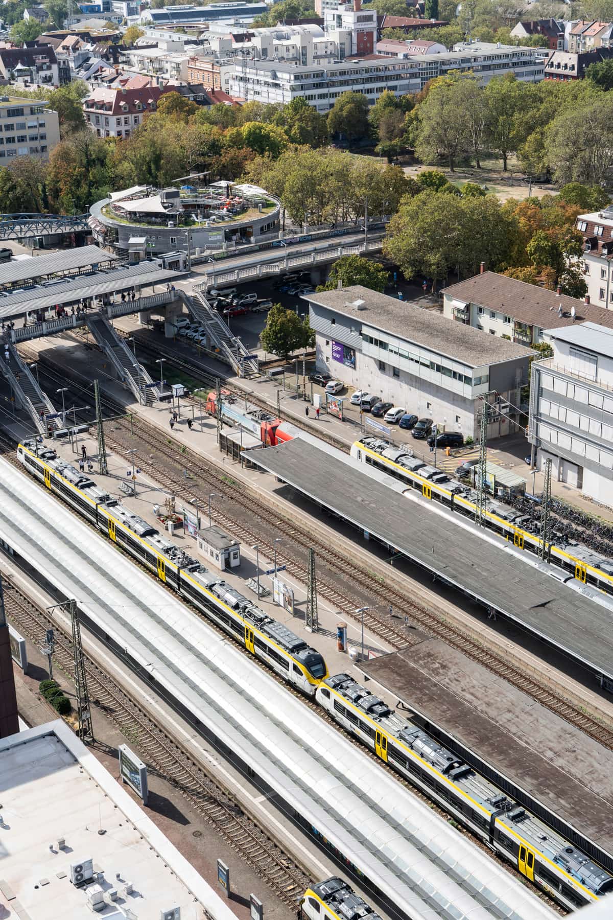 Blick von oben auf Bahnsteige, Gleise und Züge am Hauptbahnhof Freiburg