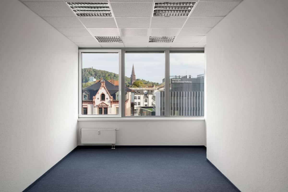 Büroraum mit Fenster und Blick auf das Freiburger Münster
