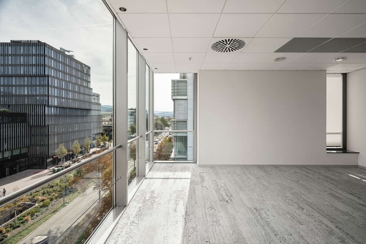 Leere Bürofläche mit Fensterfront und Blick auf das Nachbargebäude