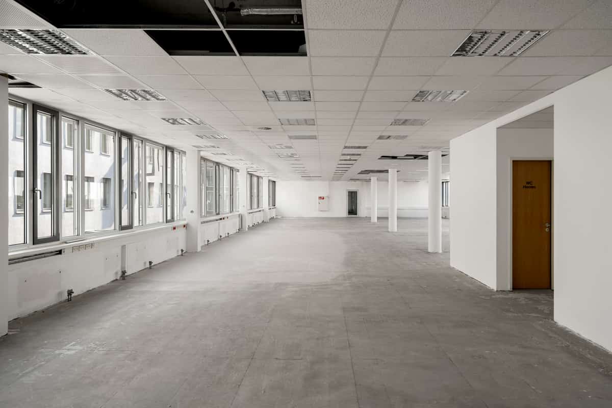 Lange offene Bürofläche mit Fensterband