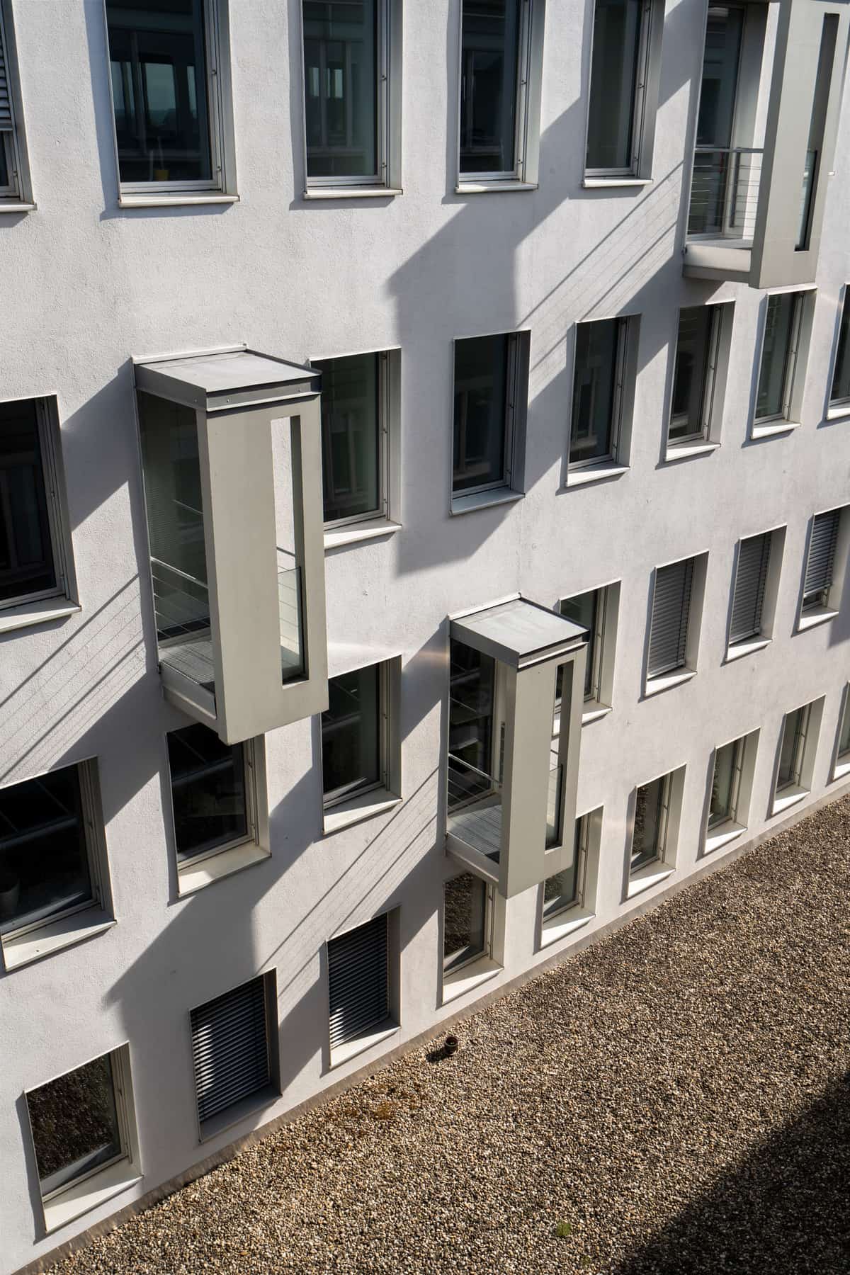 Fassadendetail mit Erkern und Fensterreihen eines Gebäudes der Bahnhofszeile