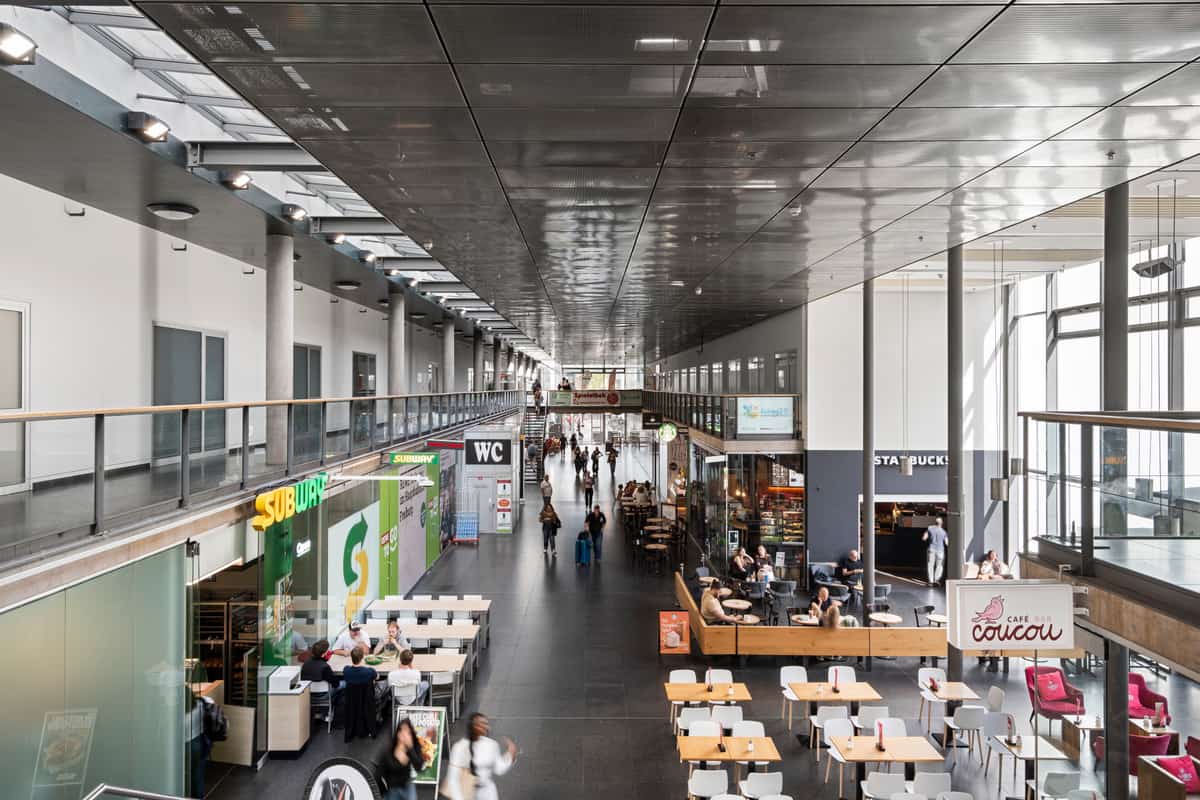 Blick von der Galerieebene in die Halle mit Gastronomie und Sitzbereichen
