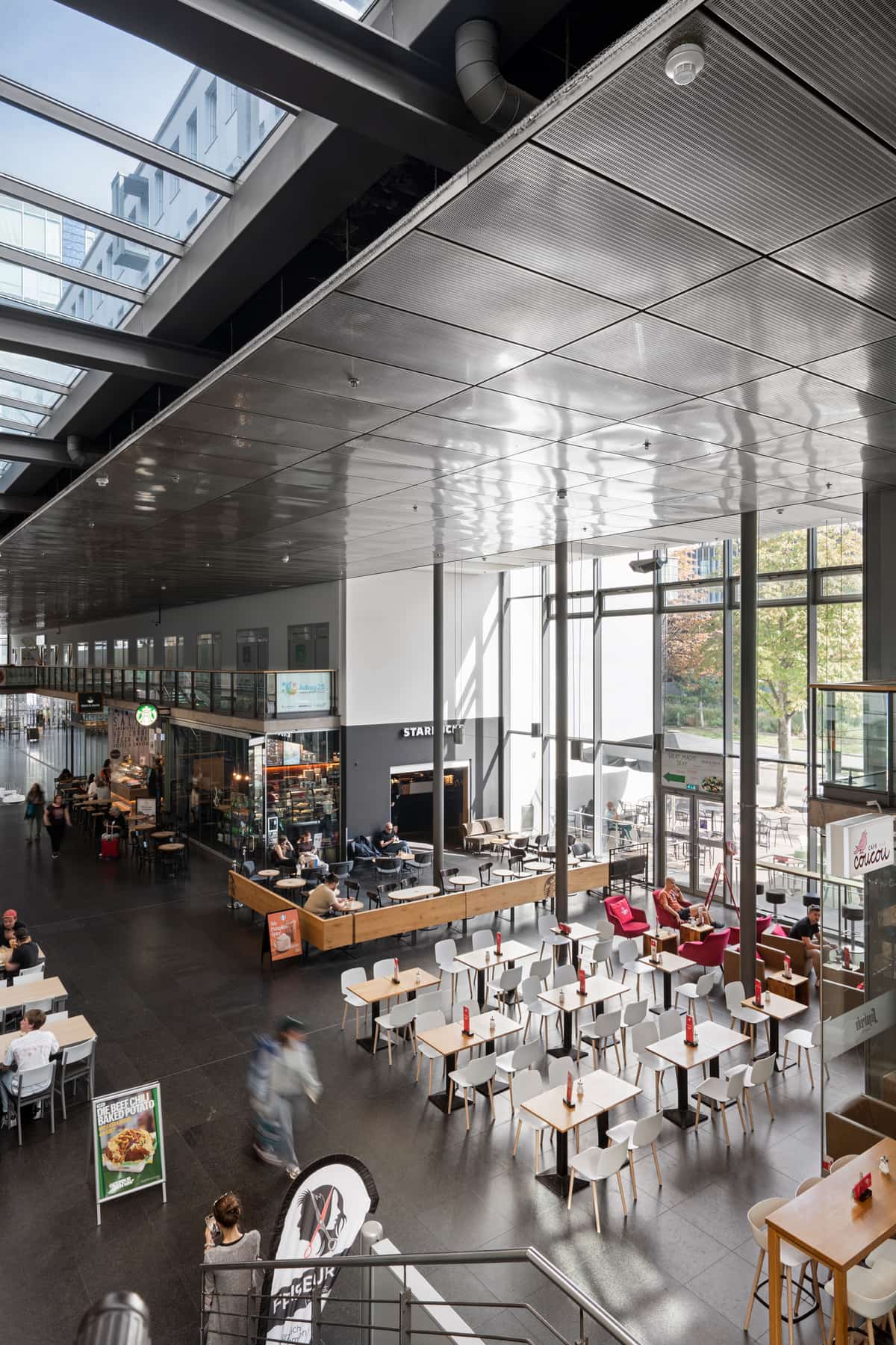 Halle mit Glasdach und Gastronomie in der Bahnhofszeile Freiburg