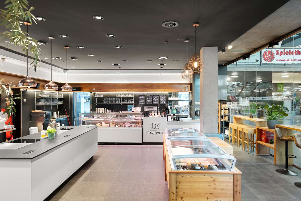 Gastronomie mit Verkaufstheke und Vitrinen, Bahnhofszeile Freiburg