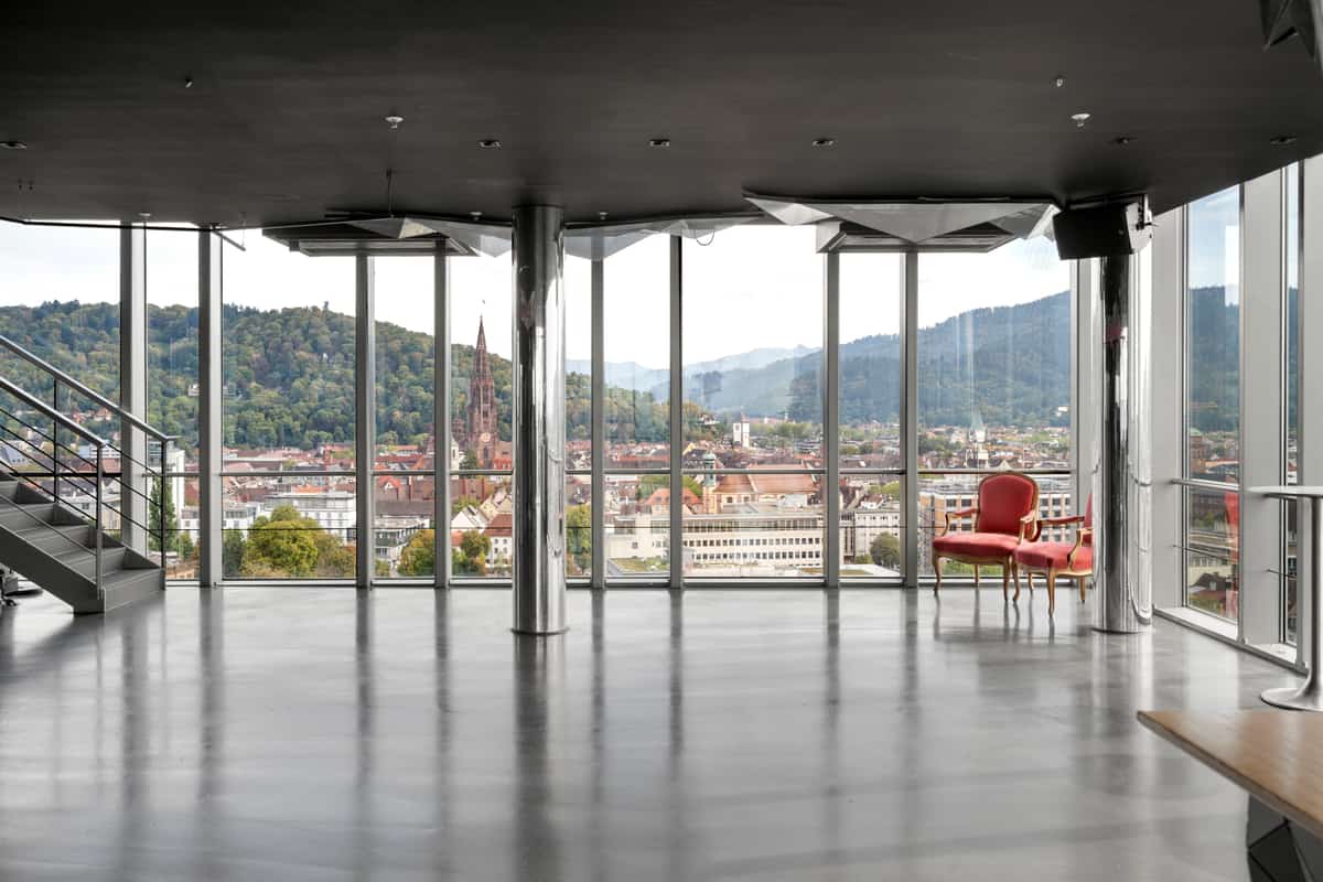 Neko Bar, Rooftop-Bar in der Bahnhofszeile Freiburg, mit Glasfront, Treppe und Panoramablick über die Stadt
