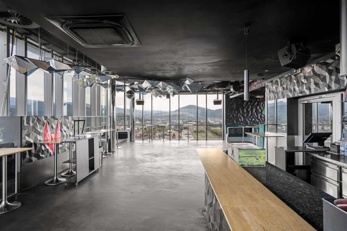 Neko Bar, Rooftop-Bar in der Bahnhofszeile Freiburg, mit Holztheke und Glasfront