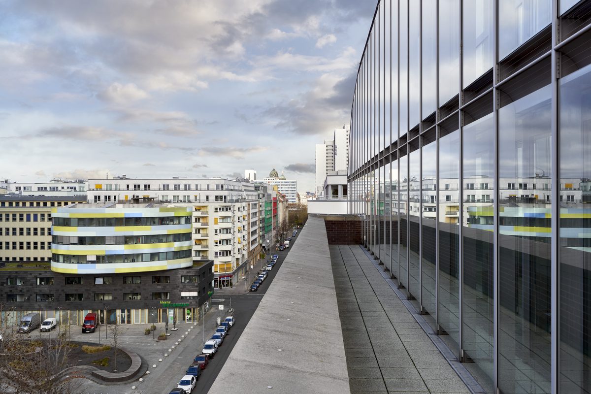 BDZV · Fassaden-Detail mit Glas und Zinkblech