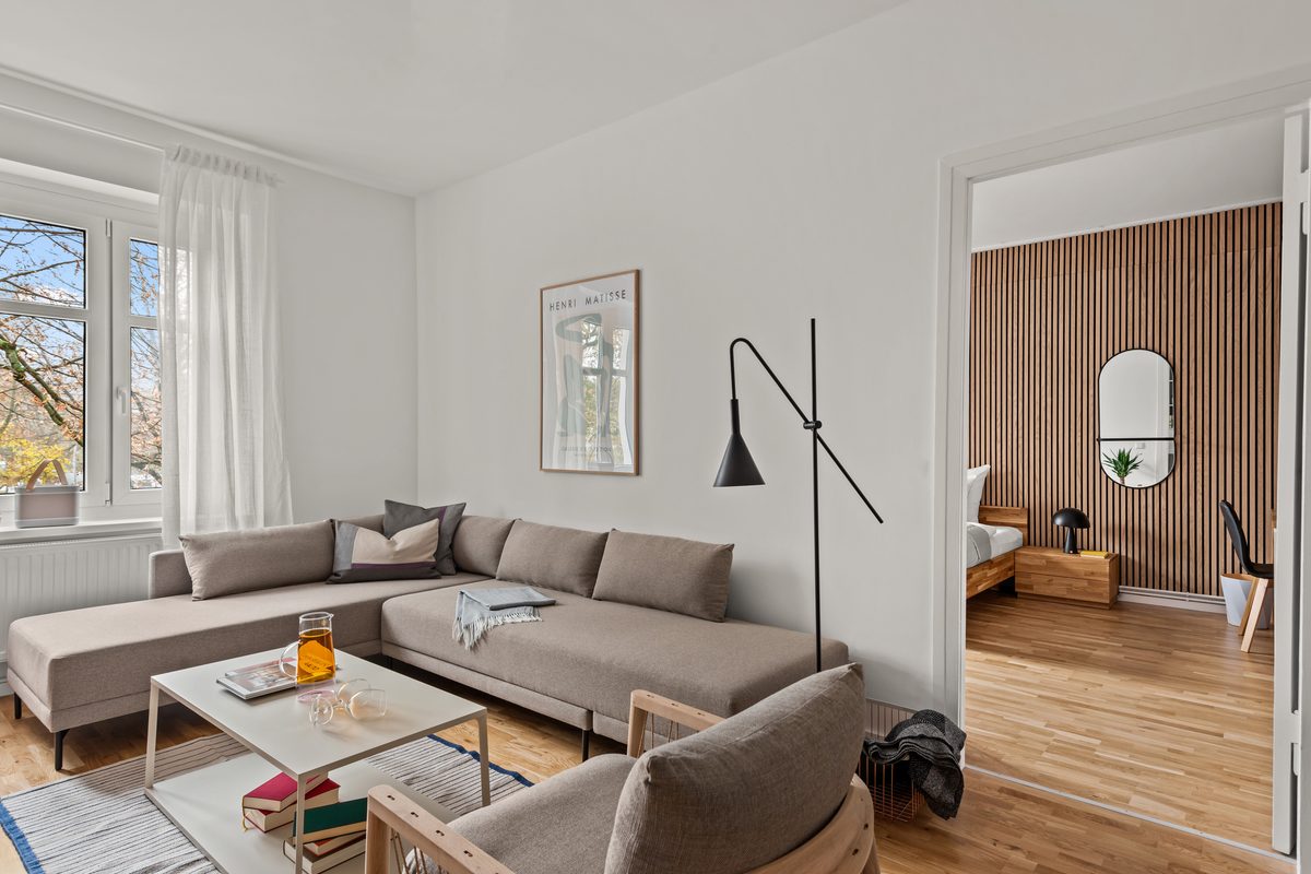 E-Homes · Schlafzimmer mit Holzlamellen-Wand und Sessel