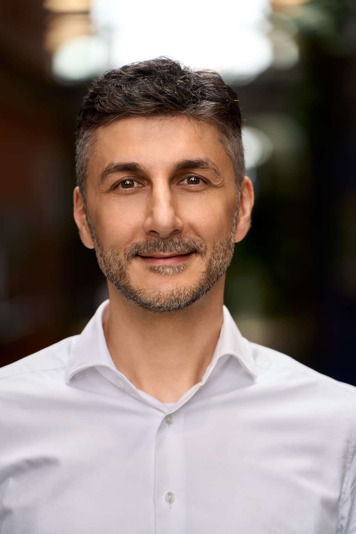 Nahportrait Giuseppe Conforti, weißes Hemd, warmes Bokeh, Lokhalle Freiburg.