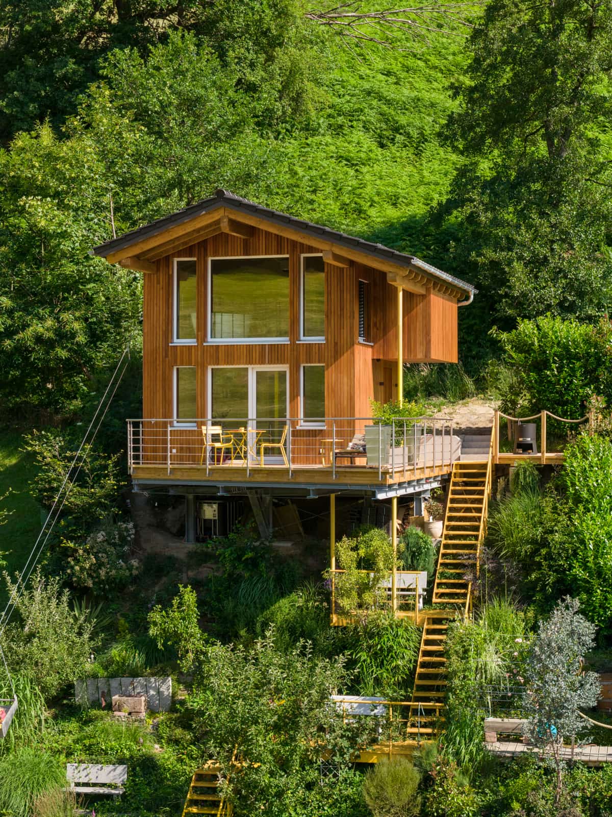 Ferienhaus in Holzbauweise an der Hanglage in Oberried, Luftaufnahme am Morgen
