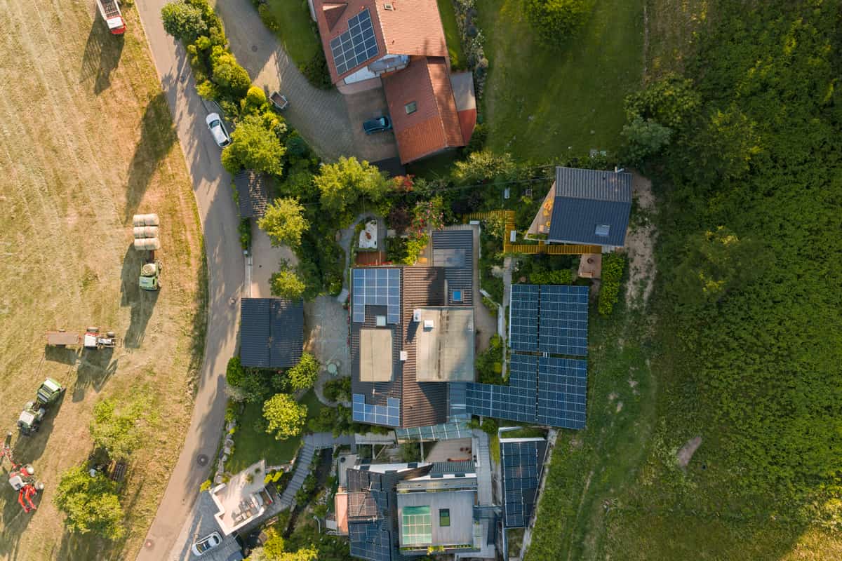 Luftbild: Ferienhaus neben dem Haupthaus Wittelsbach mit Photovoltaik in Oberried