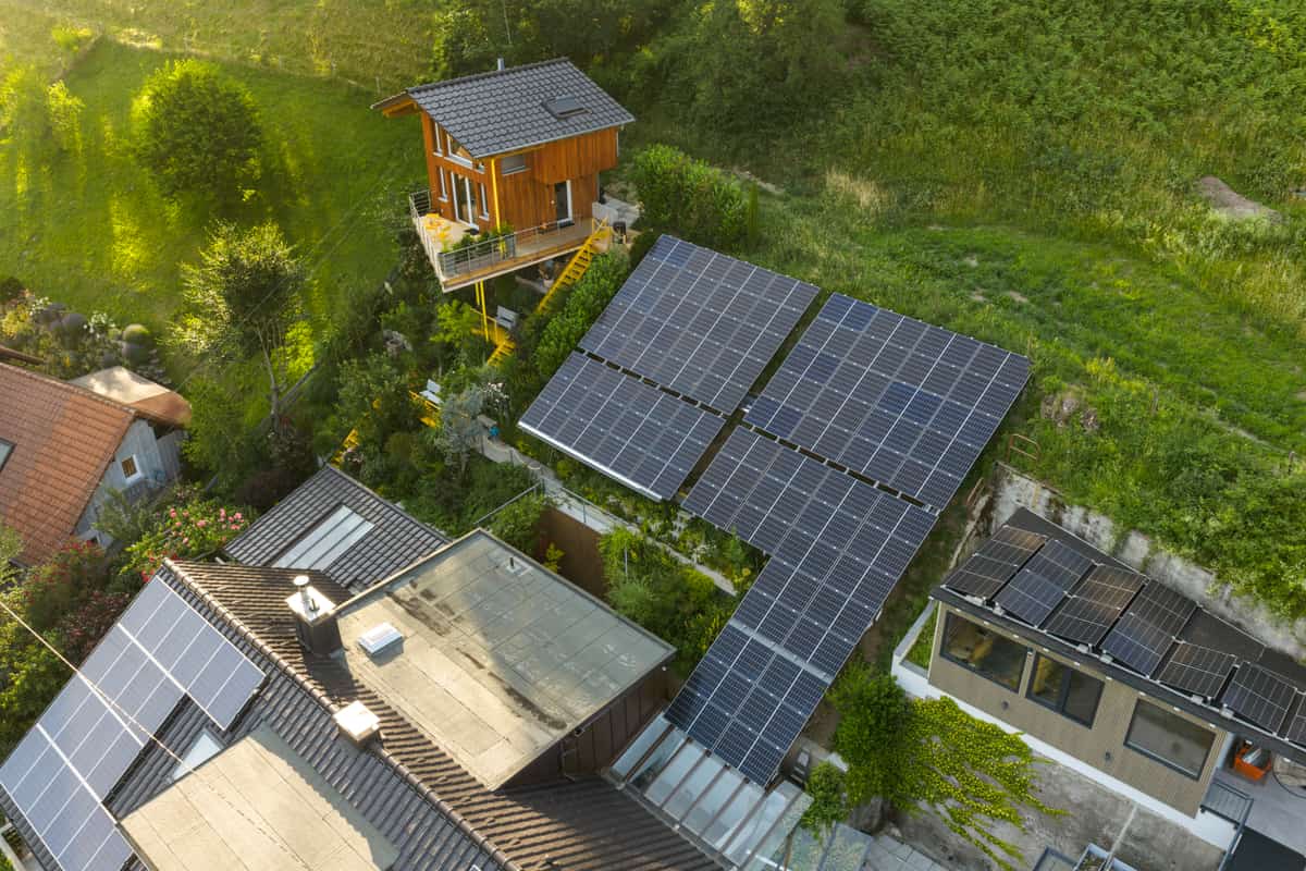 Photovoltaik-Anlage auf dem Grundstück, Luftaufnahme der autarken Stromversorgung