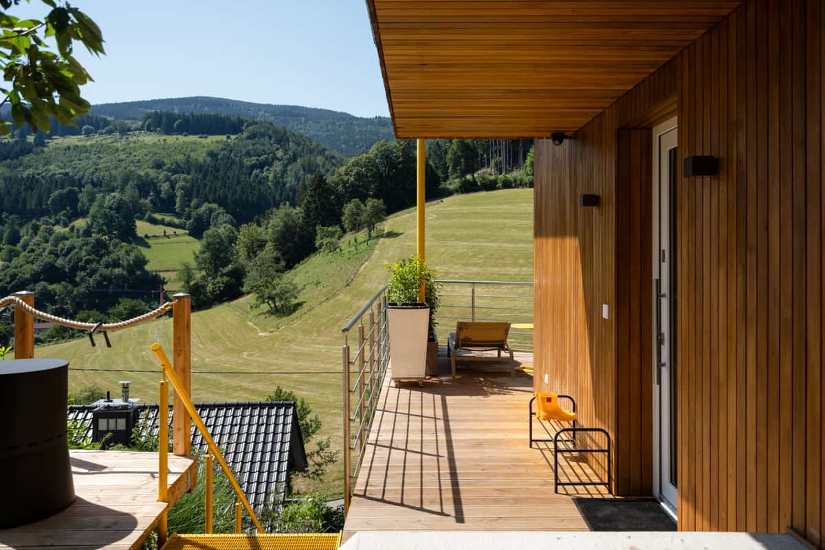 Terrasse mit Blick über die Hügel des Schwarzwalds in Oberried
