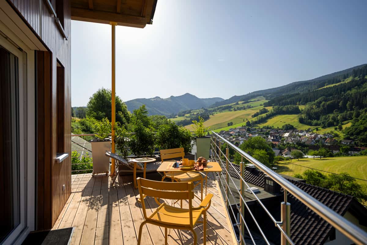 Balkon mit Tisch und Blick über Oberried und die Berge