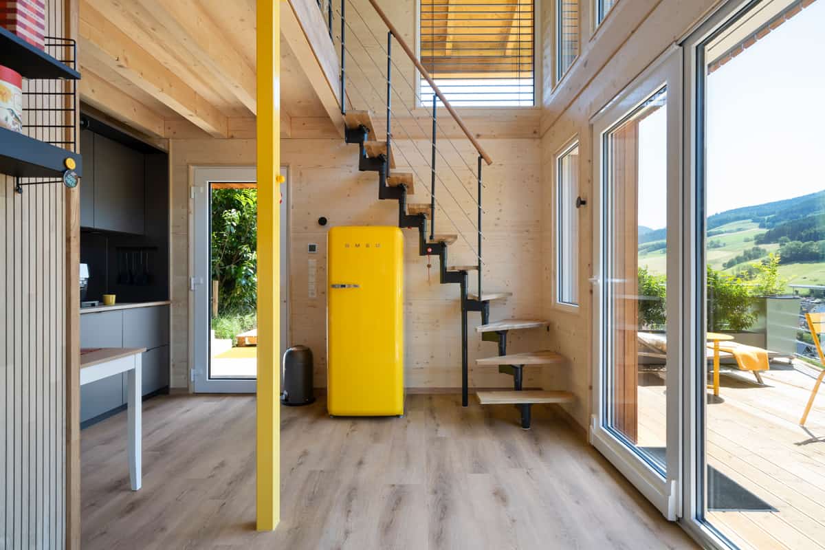 Offener Wohnbereich mit freitragender Treppe und Panoramafenstern