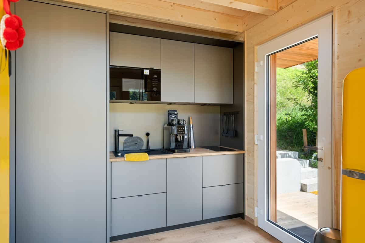 Küche mit Glasfront zur Terrasse und Blick ins Tal
