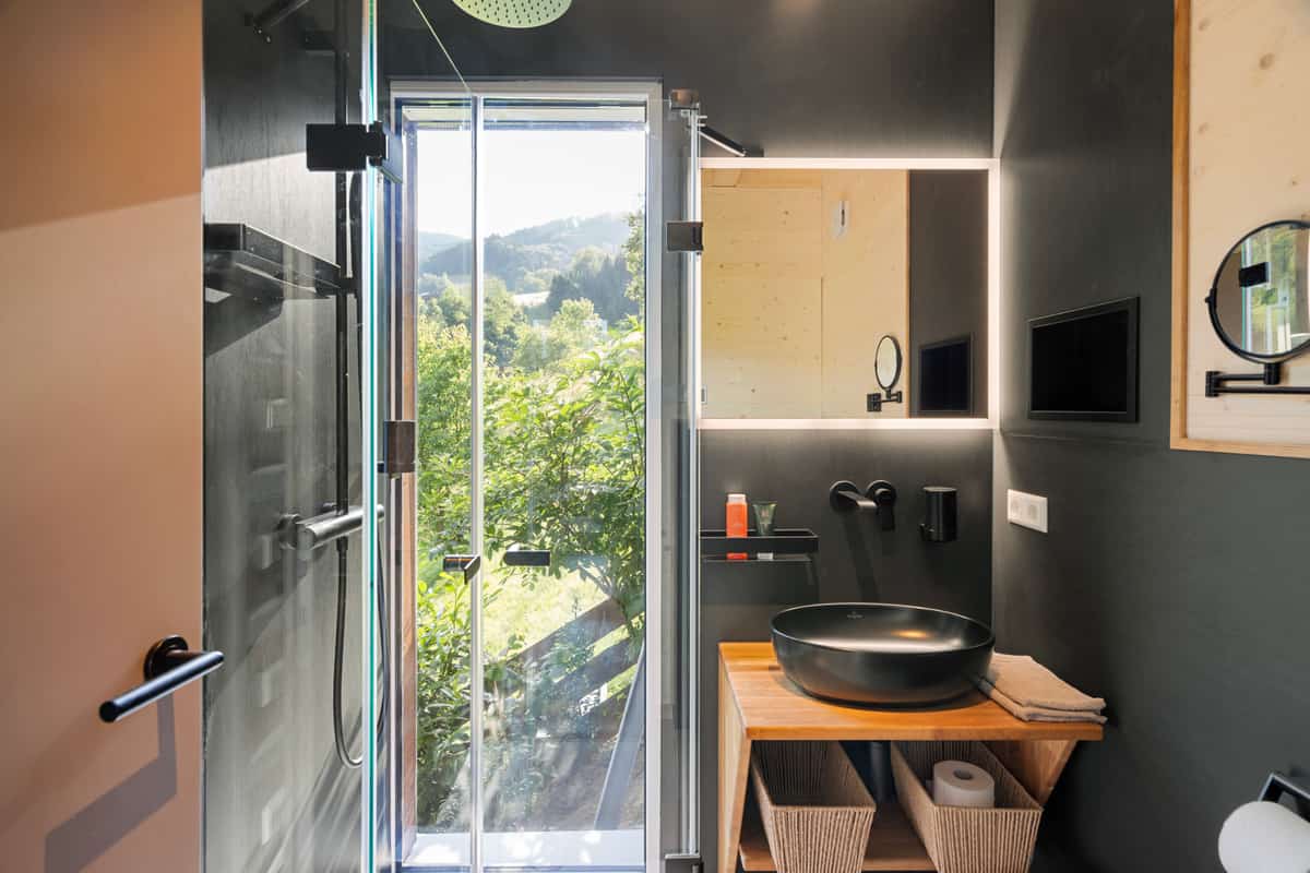 Begehbare Dusche mit Glas und offenem Blick ins Grüne