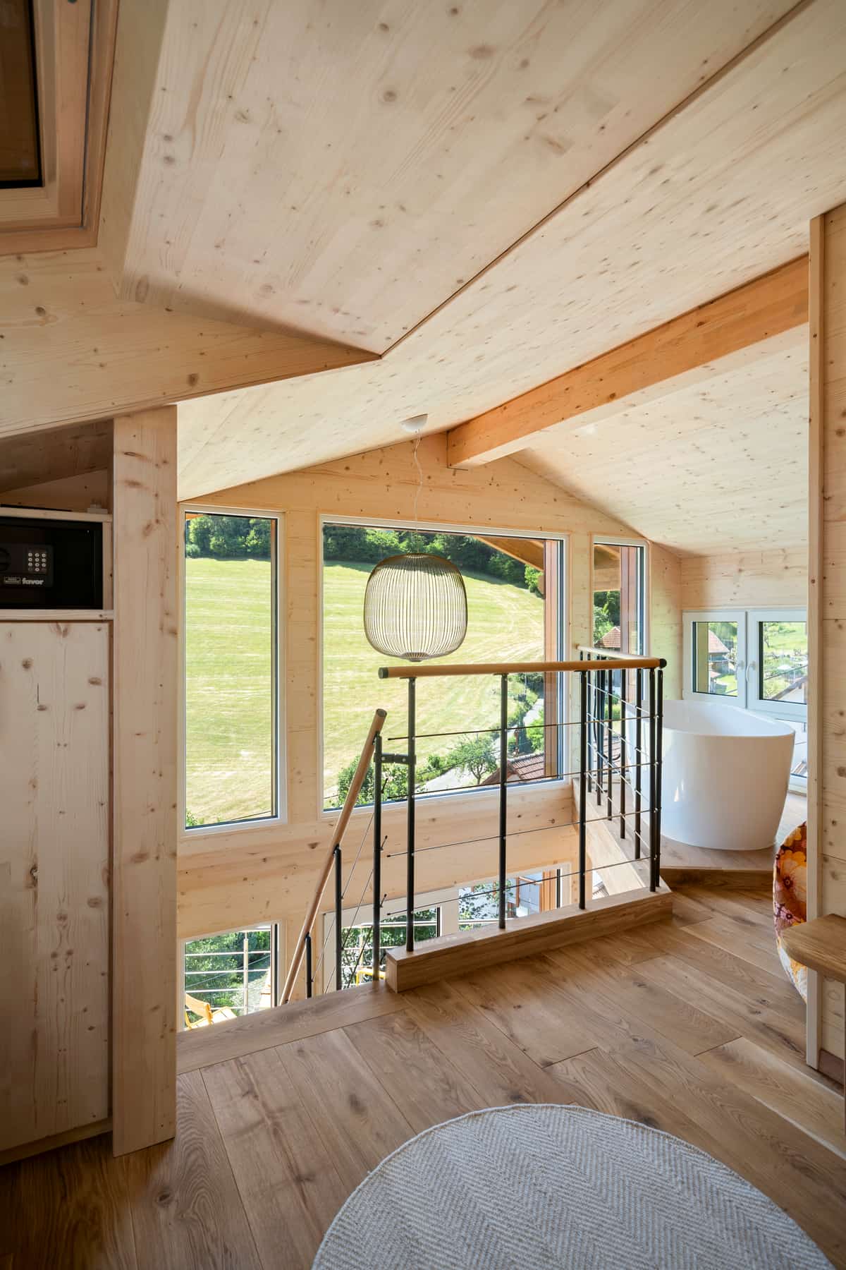 Galerie-Empore über dem Wohnbereich des Holzhauses