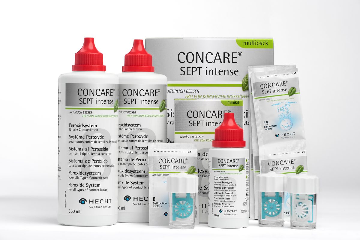 Verschiedene Flaschen, Packungen und Behälter von Concare Sept Intense Peroxidsystem für Kontaktlinsen sind aufgereiht.