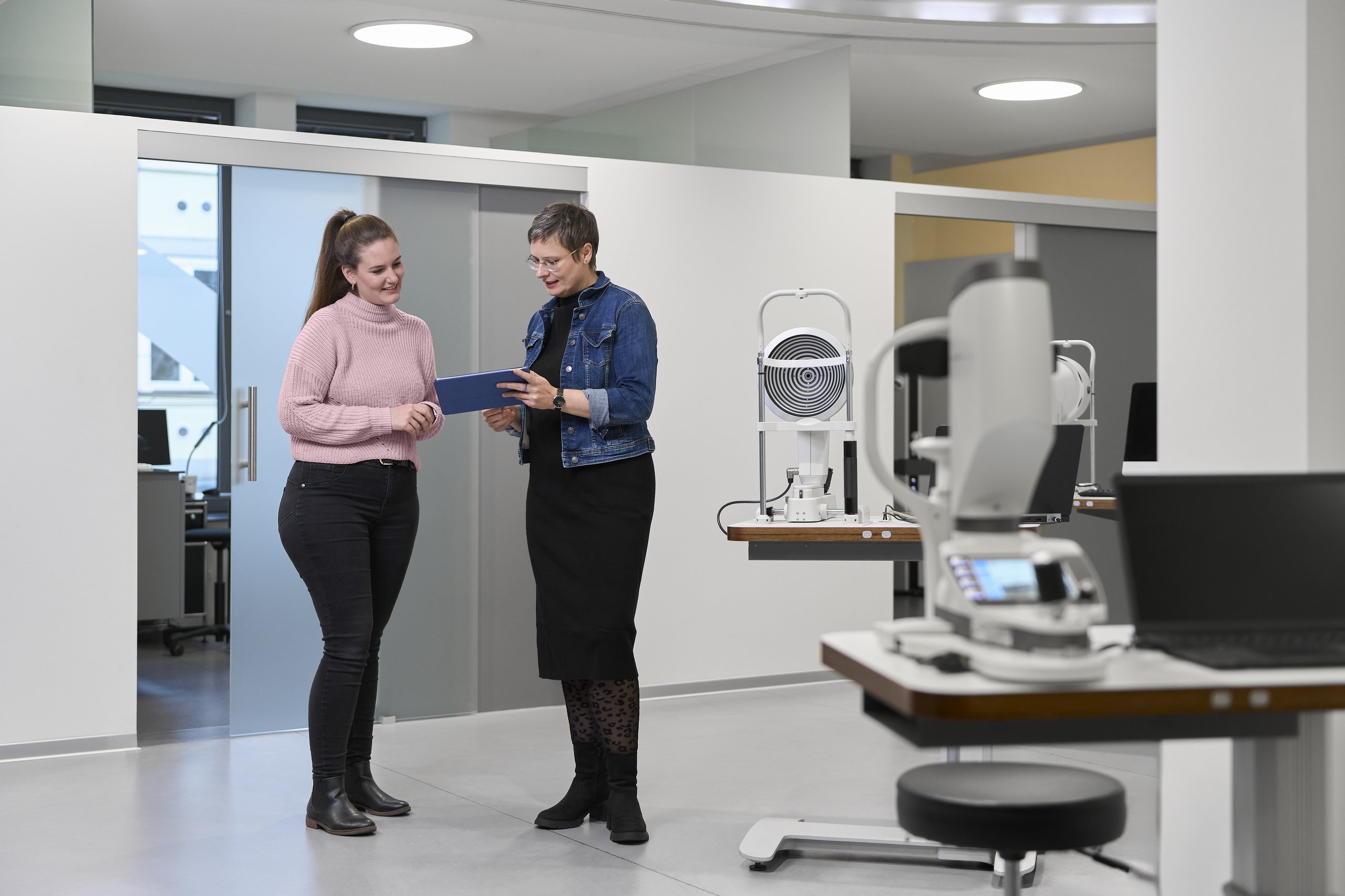 Hecht Kontaktlinsen Freiburg — Showroom-Korridor mit Glastrennwänden, Diagnostikräume, Beratungssituation