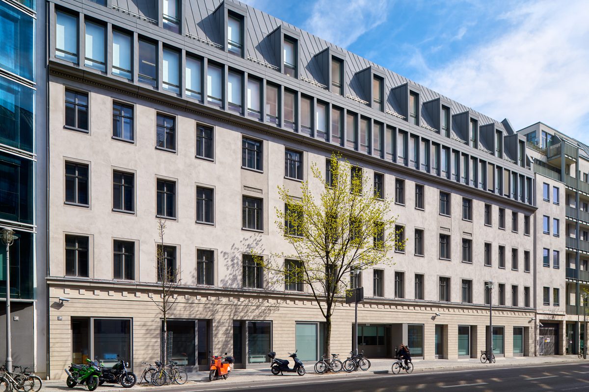HTP · Fassade Berliner Regierungsviertel, heller Naturstein, Straßenperspektive