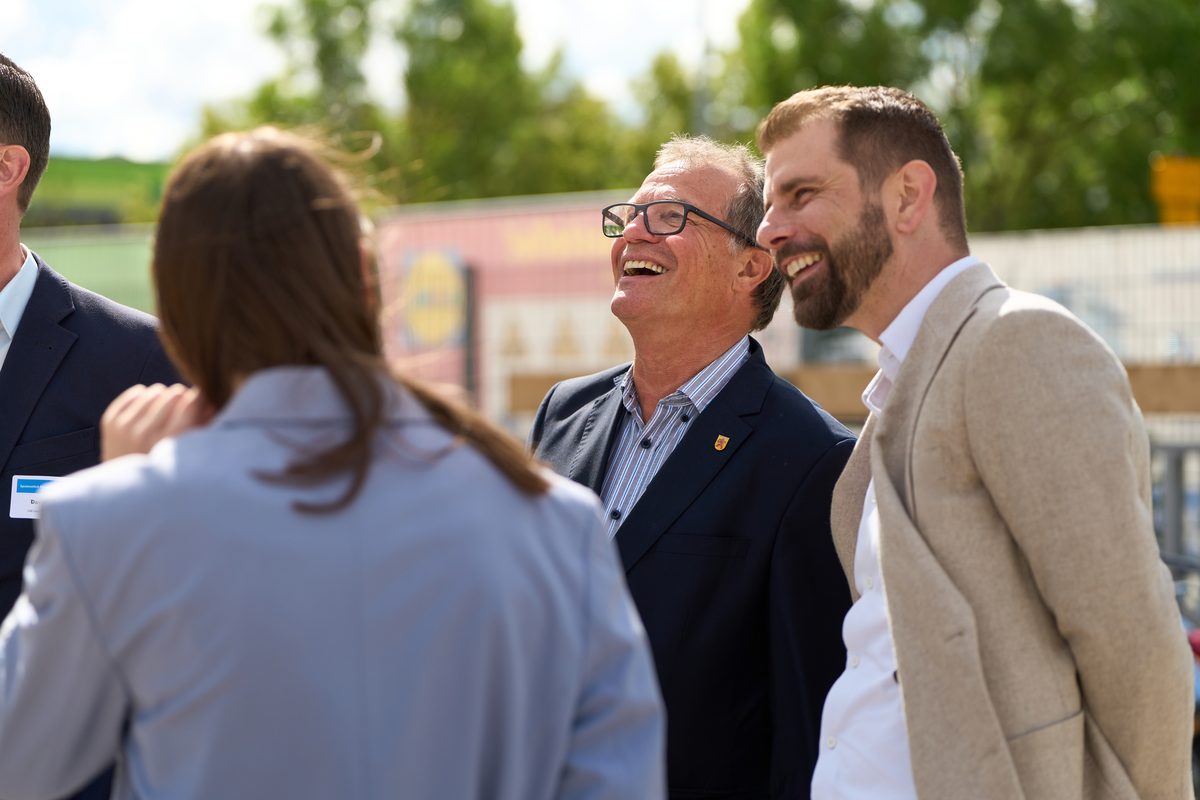 Gespräch der Gäste beim Spatenstich-Event in Rheinfelden