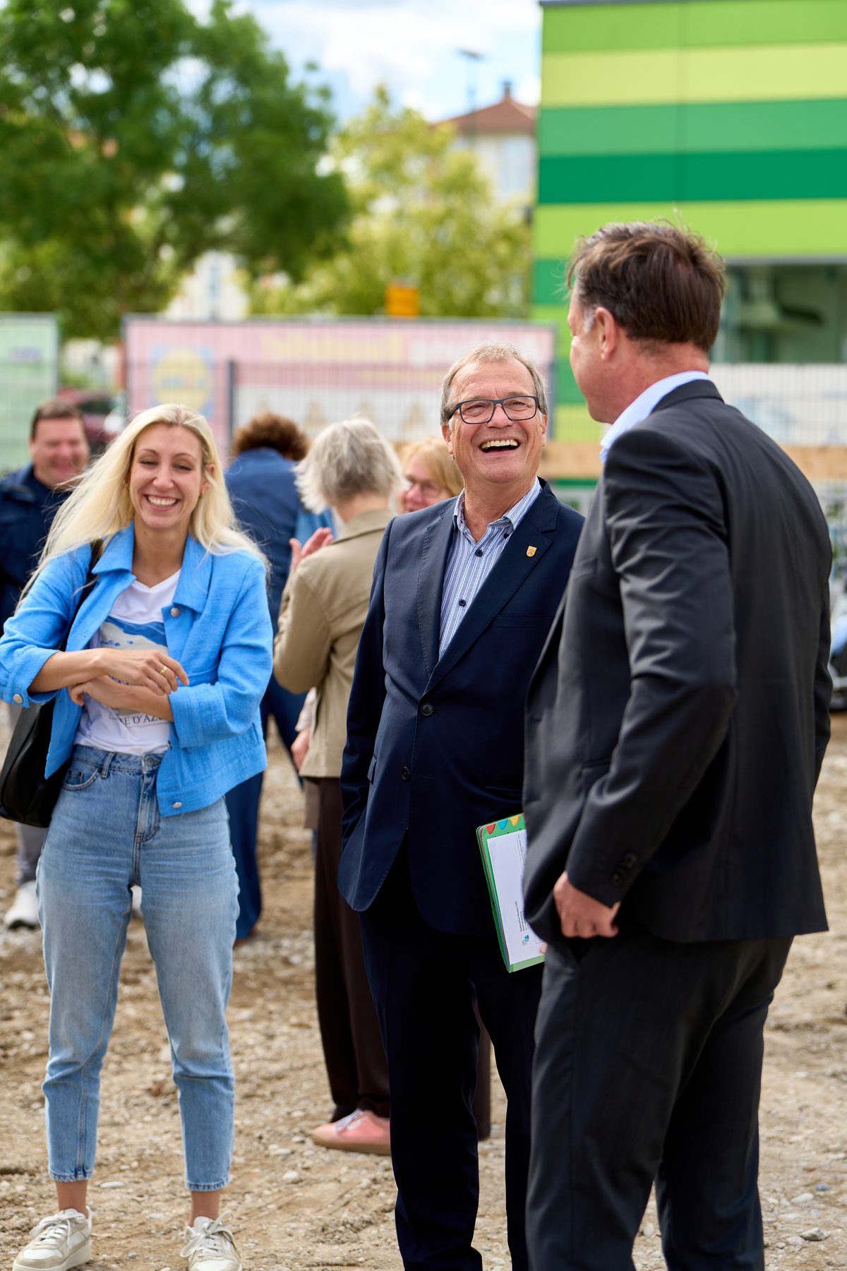 Teilnehmer im Austausch auf dem Baufeld an der Güterstraße