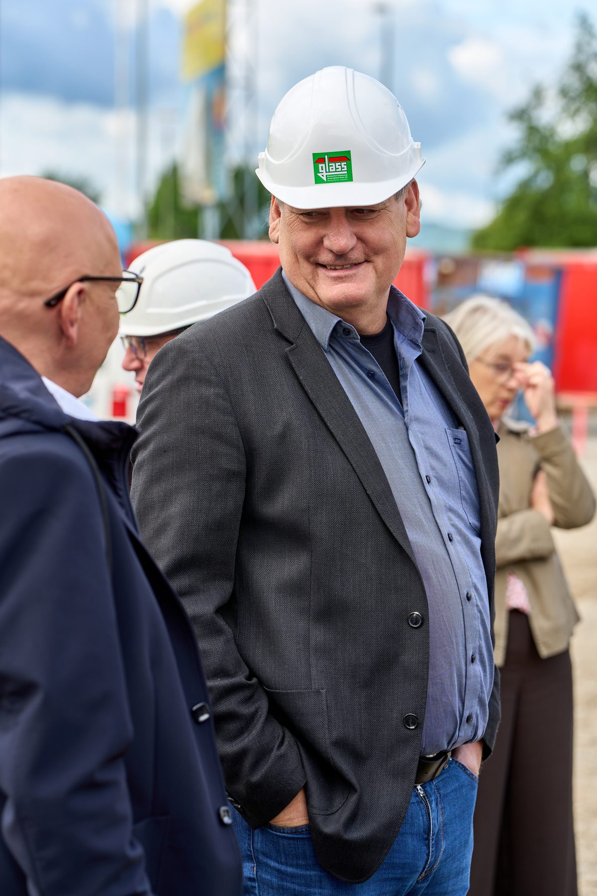 Portrait mit Bauhelm beim Spatenstich-Event
