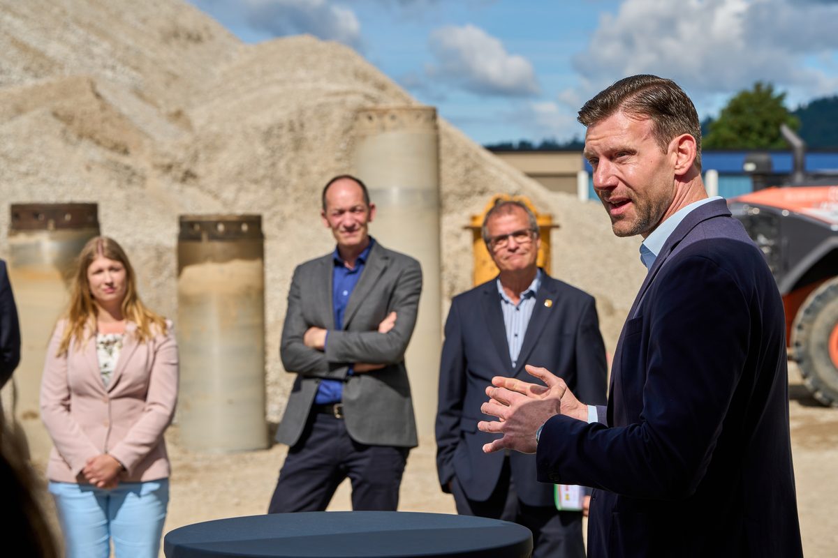 Redner und Gäste bei der Ansprache auf der Baustelle