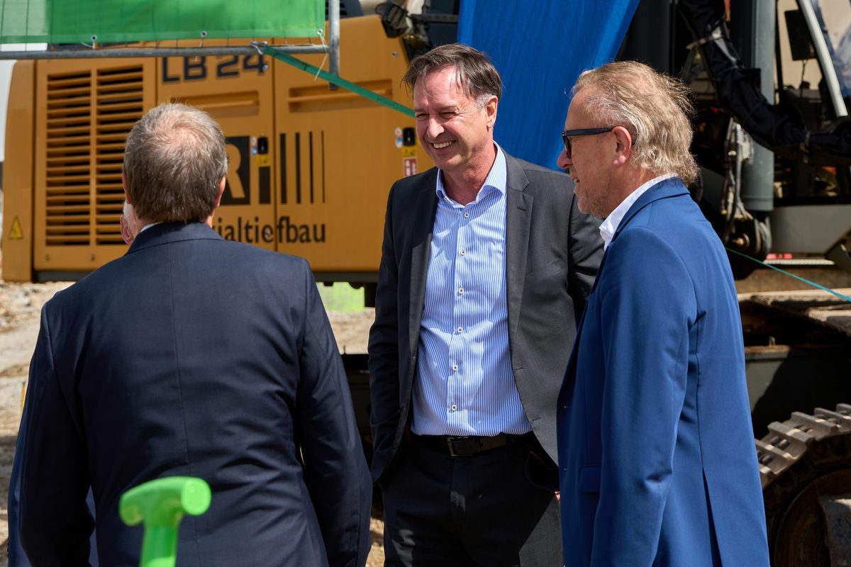 Gespräch vor dem Bohrgerät auf der Baustelle