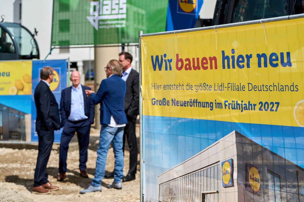 Gäste und Eventzelte auf dem Baufeld in Rheinfelden