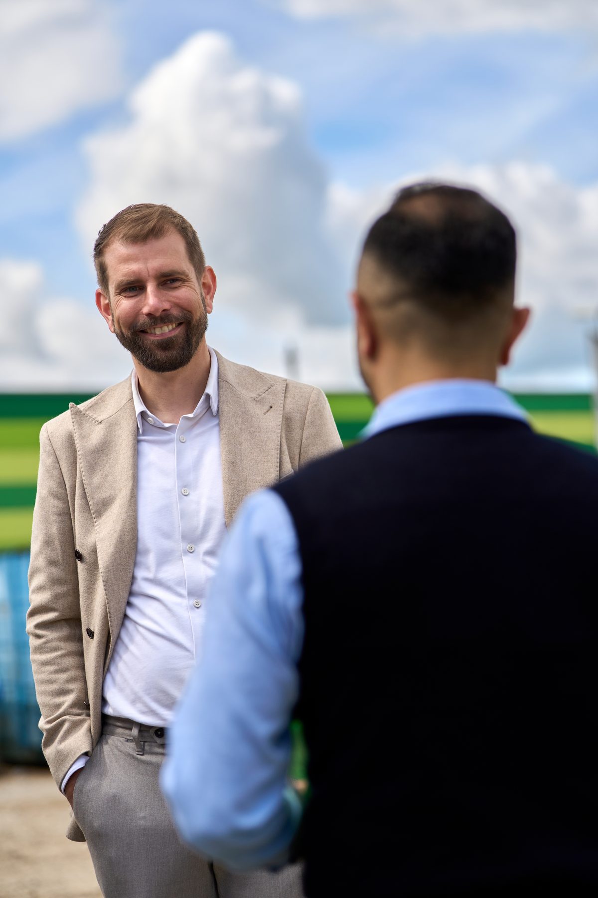 Austausch der Teilnehmer beim Spatenstich-Event