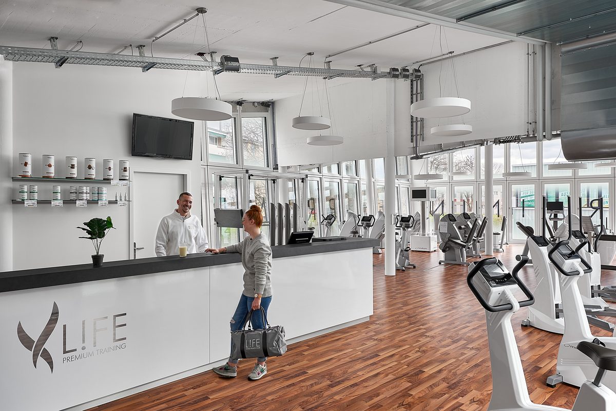 LIFE Allschwil · Lounge mit Rattan-Möbeln