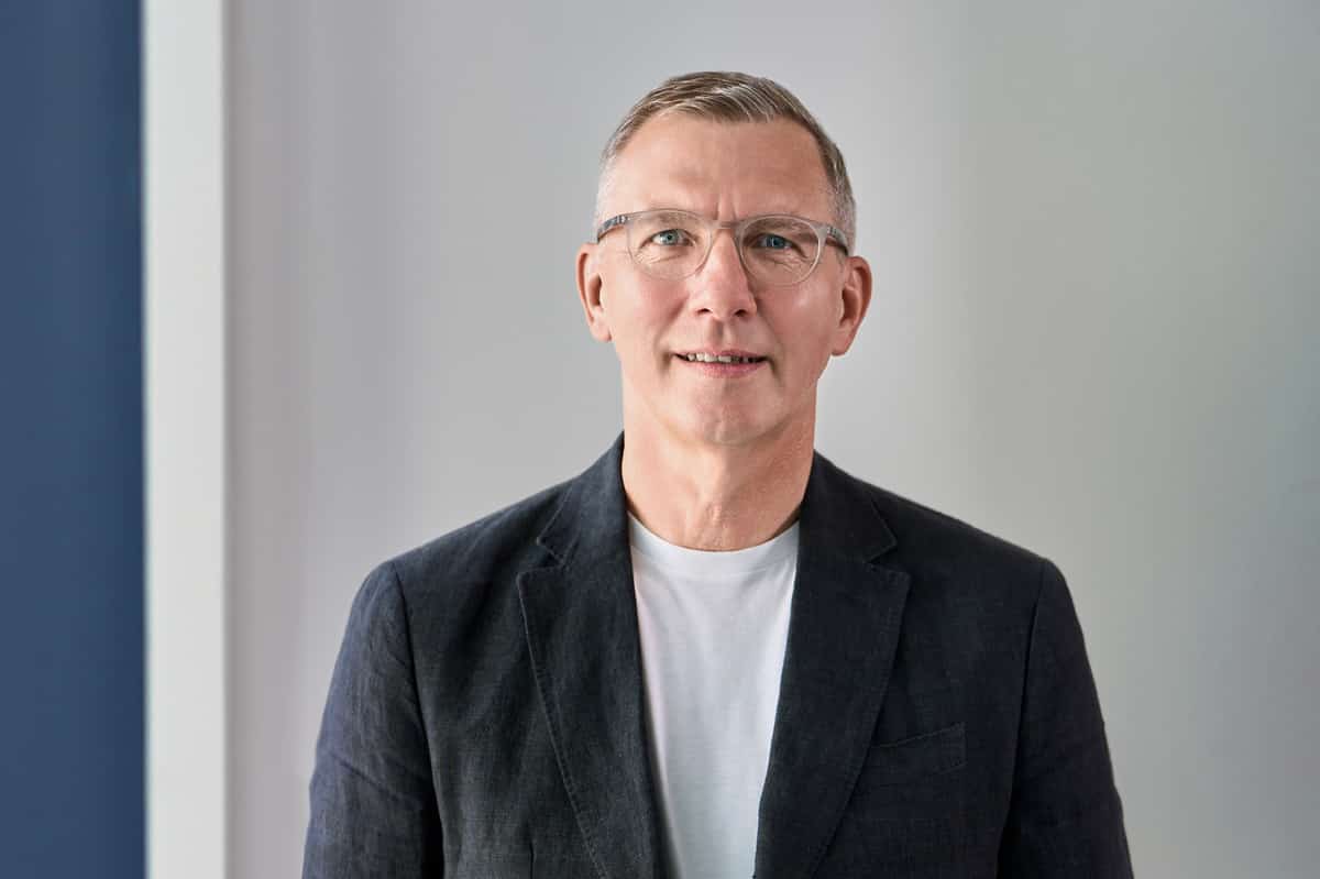 Executive Portrait im Büro vor heller Wand, Lucera Heidelberg