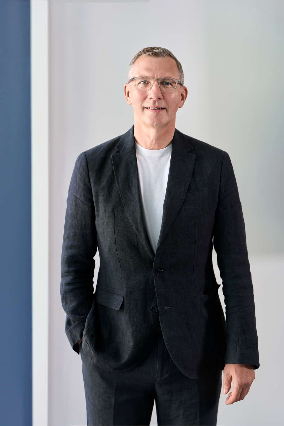 Executive Portrait im Hochformat, Ganzkörper stehend im Büro, Lucera Heidelberg
