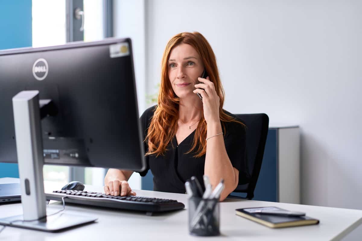 Person am Arbeitsplatz beim Telefonieren, Kontaktbanner, Lucera Heidelberg