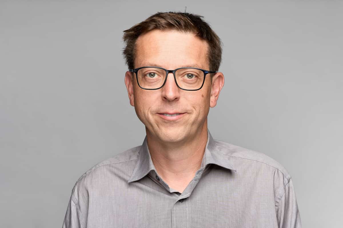 Teamportrait auf grauem Hintergrund, einheitlicher Ausschnitt