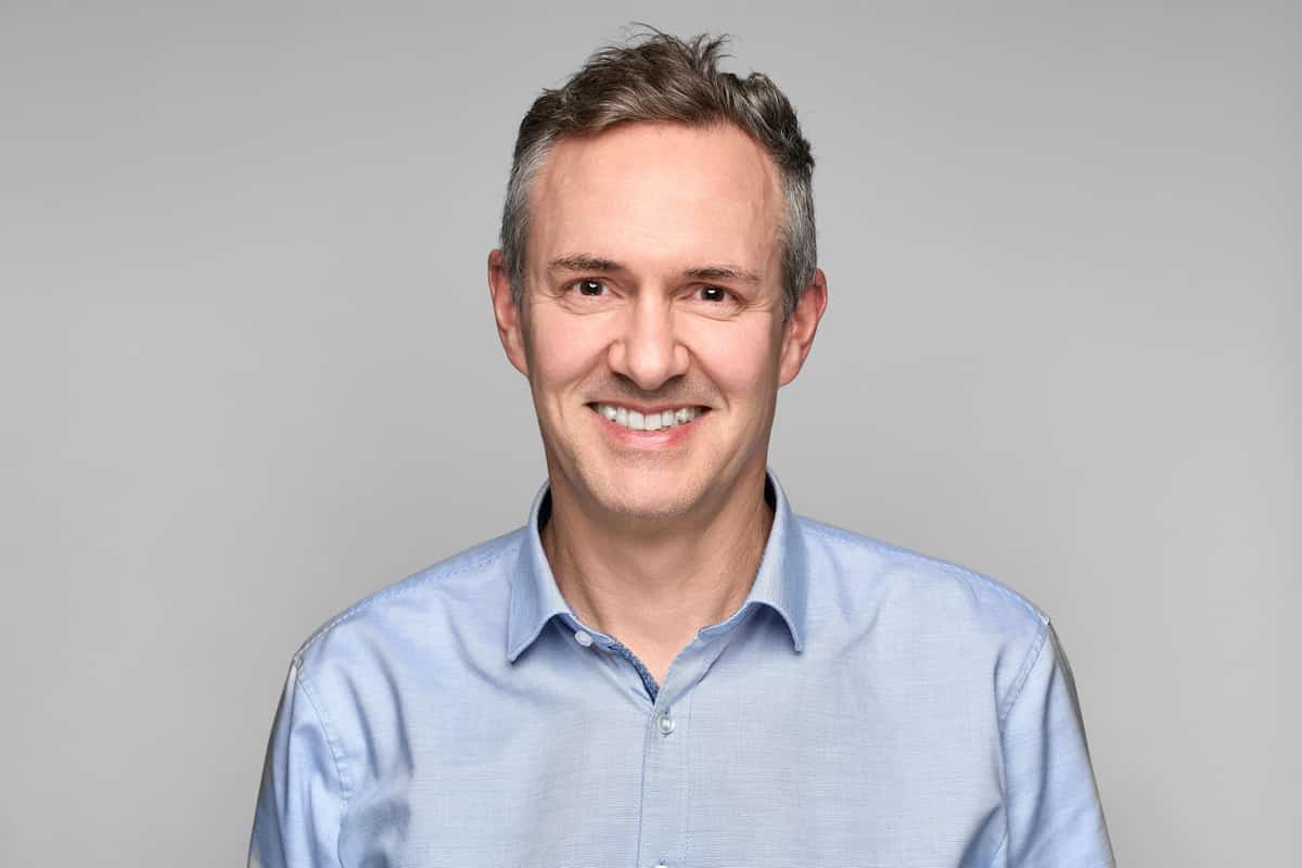 Teamportrait auf grauem Hintergrund, Kopf und Schulter