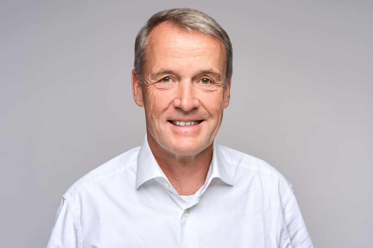 Mitarbeiterportrait auf grauem Hintergrund, einheitliche Bildsprache