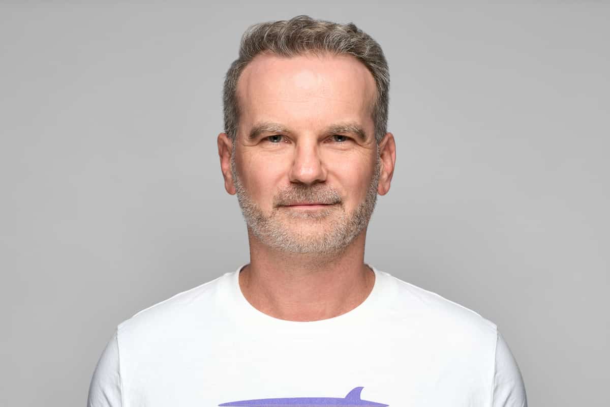 Teamportrait auf grauem Hintergrund, Kopf und Schulter