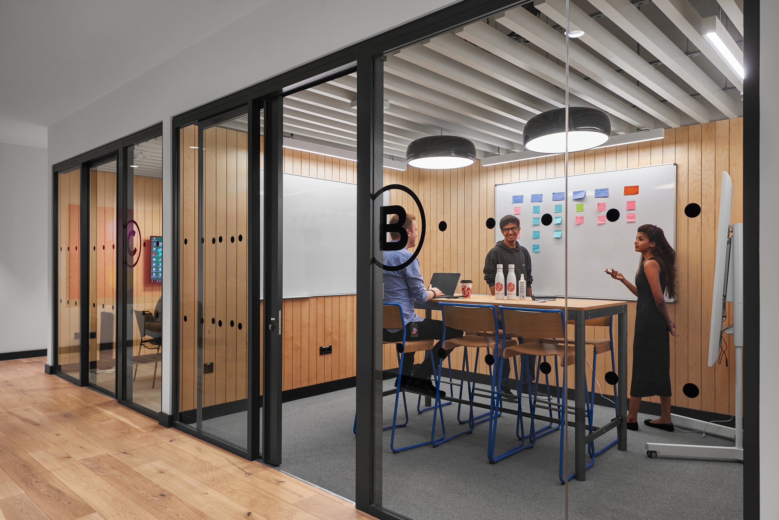 SauceLabs Berlin · Co-Working-Bereich WeWork Stralauer Allee, große Pendelleuchten, Tech-Office-Atmosphäre