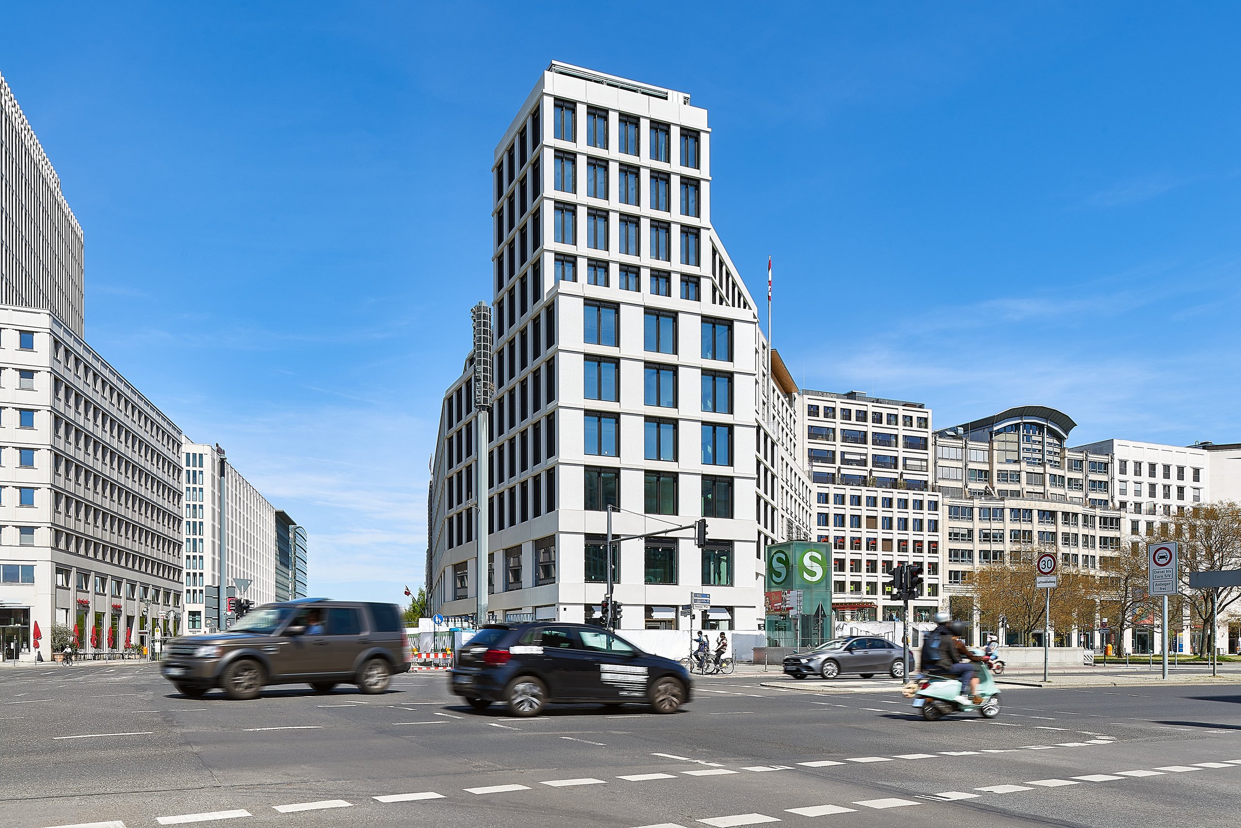 TRION Leipziger Platz Berlin — Außenansicht im städtebaulichen Kontext, blauer Himmel